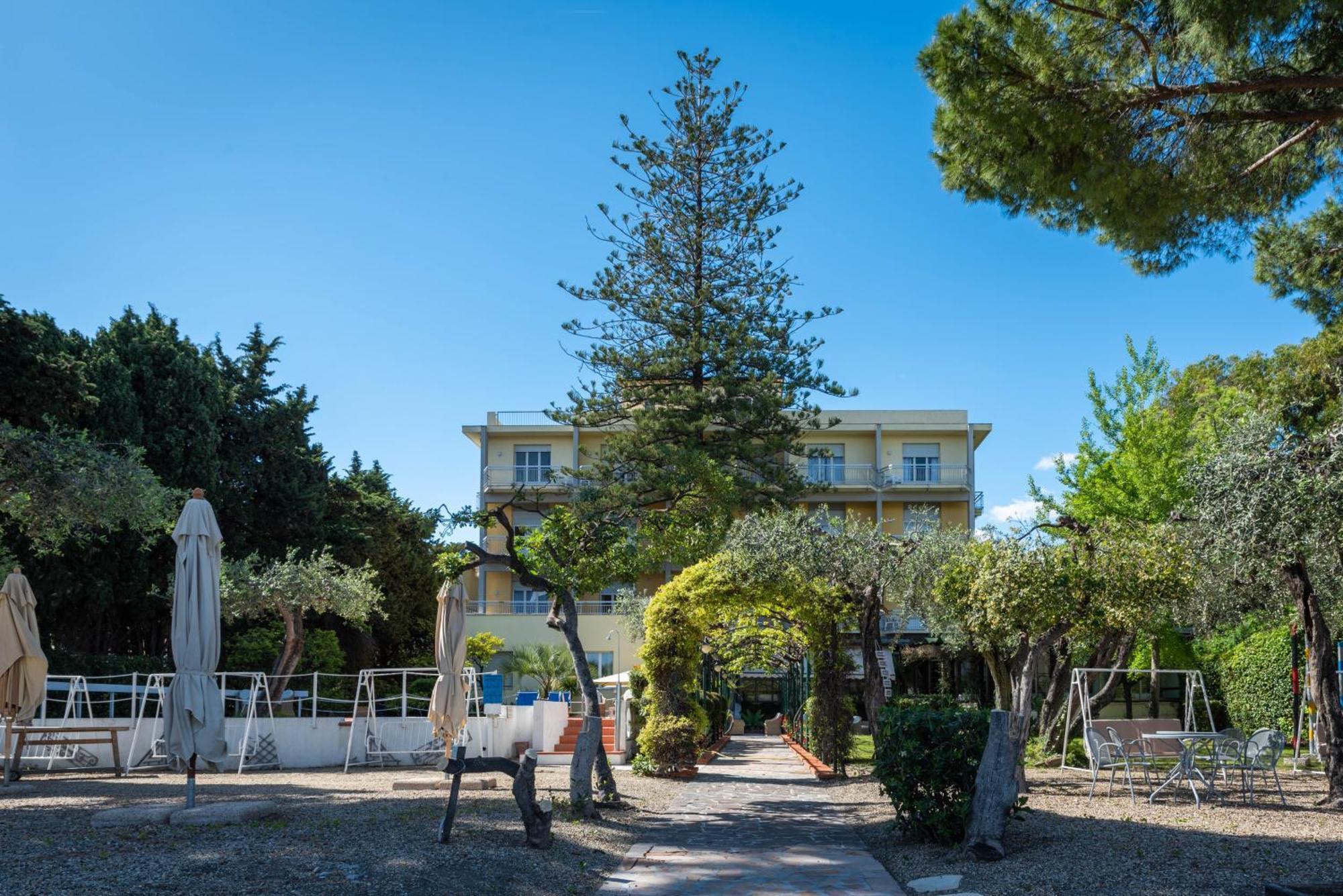 Hotel Eden Park Диано Марина Екстериор снимка