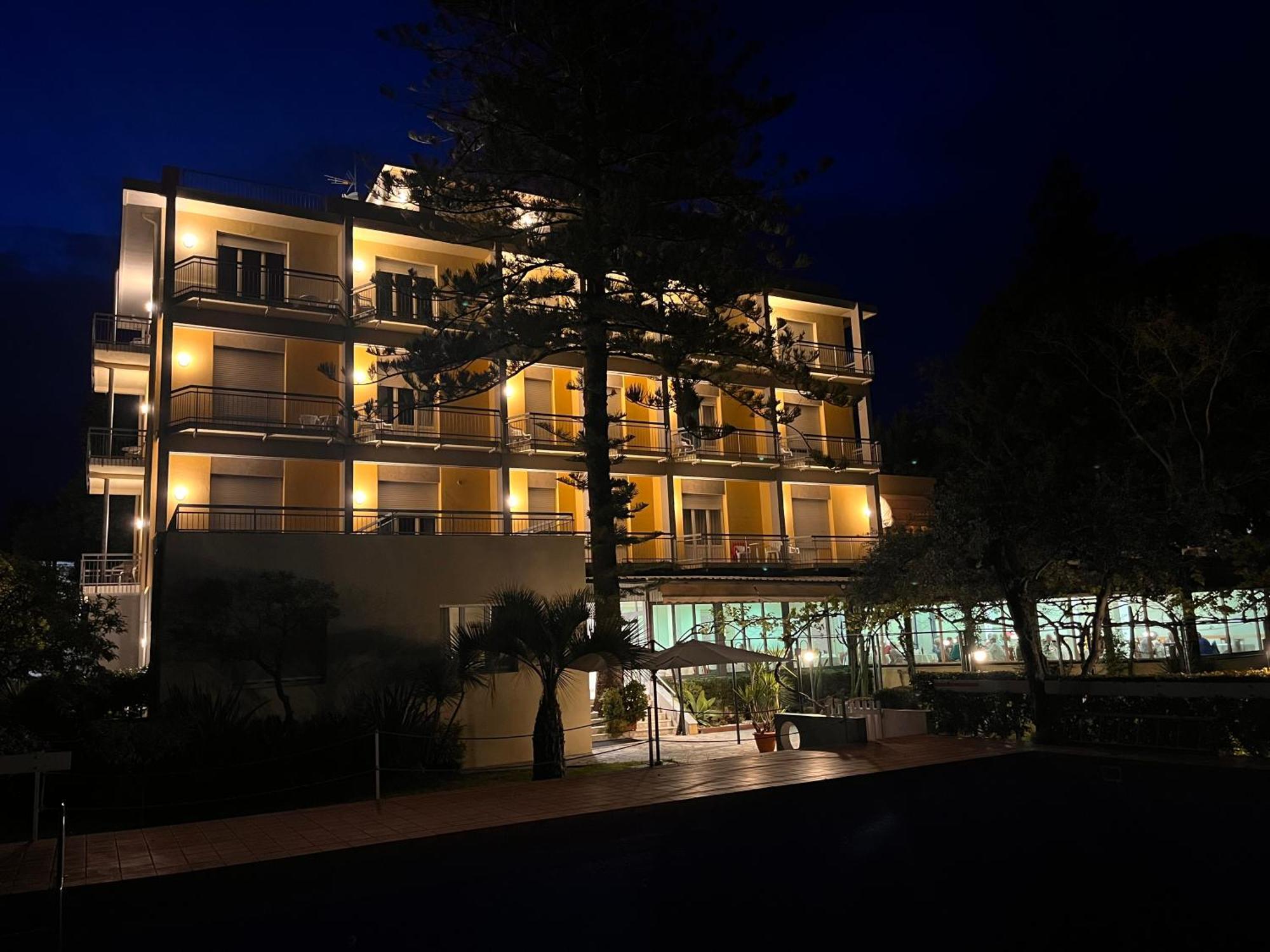 Hotel Eden Park Диано Марина Екстериор снимка