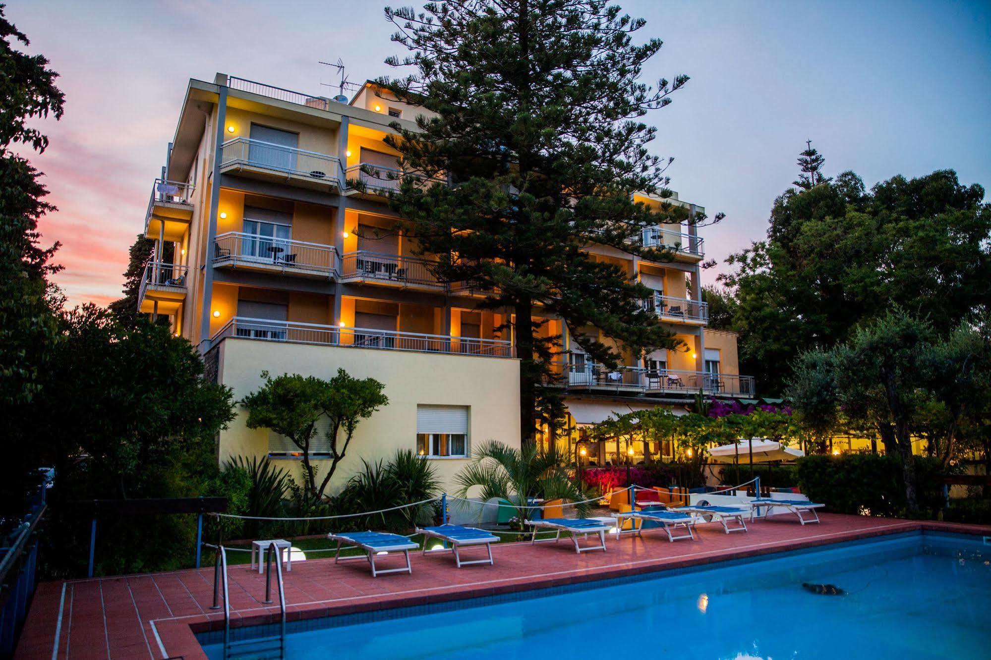 Hotel Eden Park Диано Марина Екстериор снимка